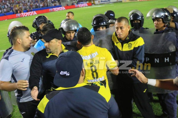 NO SE VIO EN TV: Así fue la despedida de Tato y el zafarrancho contra los árbitros