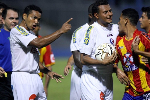 Las fotos más polémicas de los últimos clásicos Real España-Olimpia