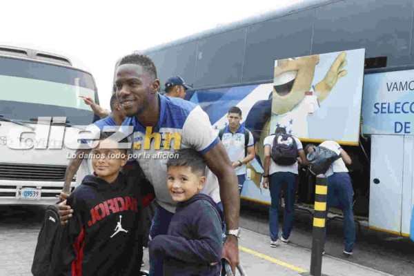 Jugadores de la Selección de Honduras llegan alegres en su regreso de Martinica