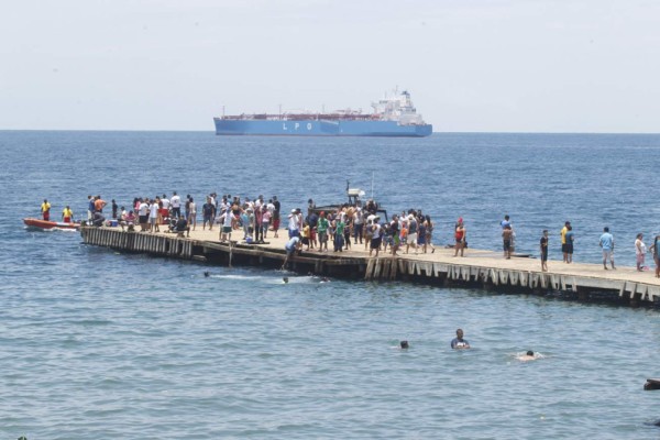 El ardiente verano 2017 en las playas de Honduras