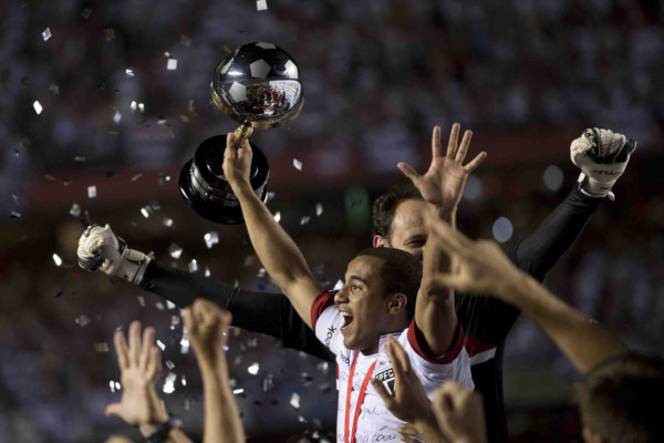 Sao Paulo, campeón de la Sudamericana en final accidentada por egreciones entre jugadores y policias.