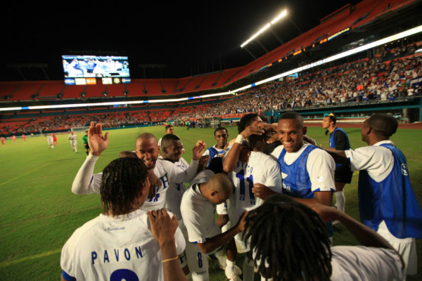 Honduras 1 vr Perú 2, en Miami el 18 de Noviembre 2009.