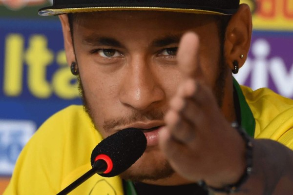 Neymar visitó a sus compañeros la concentración de Brasil.