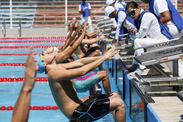 Alegría y deportivismo: Las mejores imágenes del campeonato nacional de natación