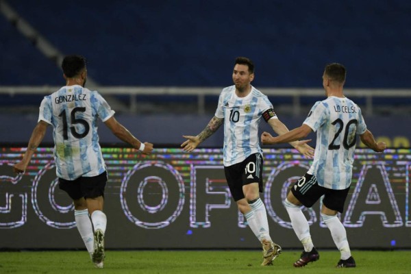 No se vio en TV: El homenaje de Messi a Maradona, el gesto de Vidal y el nuevo récord de Leo