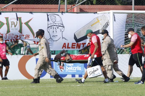 Futbolista sale mareado y vomitando, un portero improvisado y Omar Rosas con su espectacular festejo