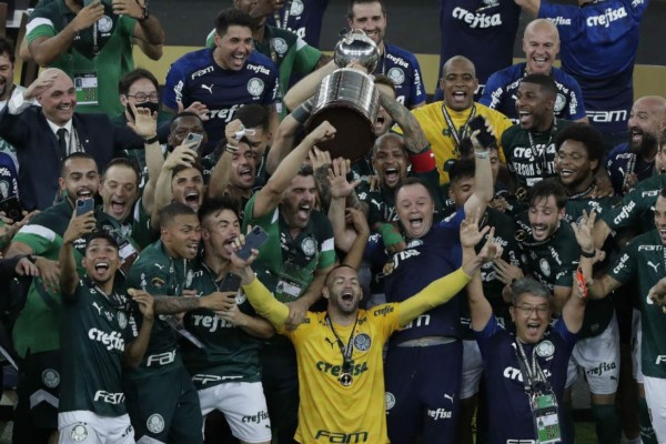 Fotos: La maldición de tocar la Copa Libertadores antes del juego y el gran festejo del Palmeiras