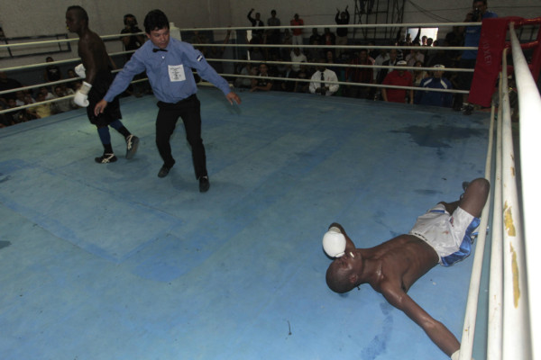EL 'Muñeco' González pierde su invicto de boxeo