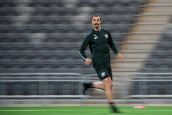 Ibrahimovic es captado entrenando con equipo sueco y le pone una condición al Milan para renovar&nbsp;&nbsp;