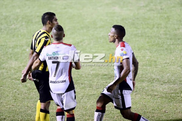 No se vio por TV: Discusión Garrido-Claros, chicas hermosas y catrachos del Alajuelense se lucen