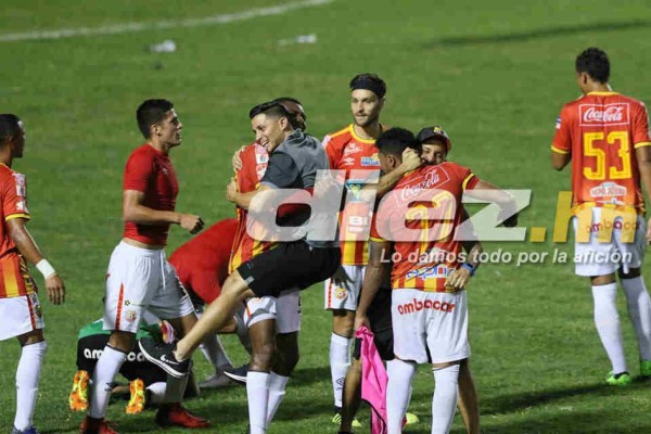 NO SE VIO EN TV: El drama de los jugadores de Motagua y la inolvidable pancarta en gradería