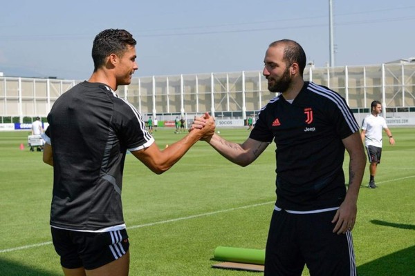 El saludo con Higuaín, la 'ola' de abrazos y el hermoso gesto, así fue la vuelta de Cristiano a la Juventus&nbsp;&nbsp;