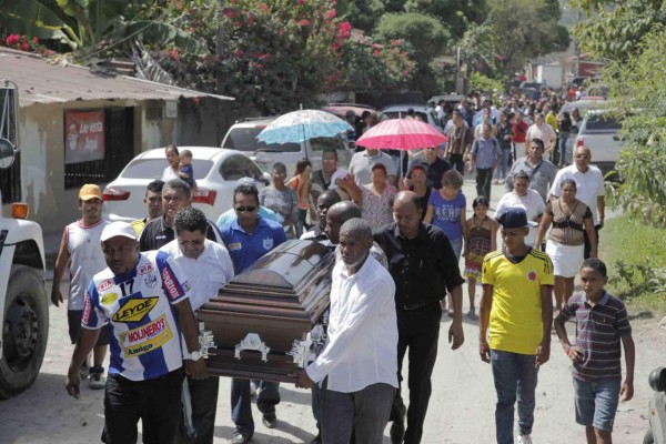 Multitudinario adiós a Enrique Reneau en su natal Jutiapa
