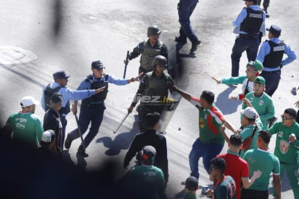 Barra de Marathón y olimpistas vestidos de civiles se agarran a pedradas afuera del Yankel