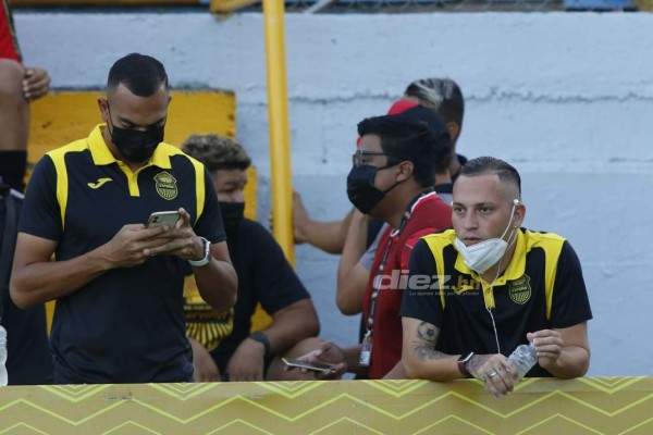 El hostil recibimiento de afición del Real España a futbolistas del Olimpia con pancartas de dólares