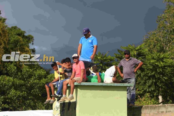 Legionarios invitados para el San Juan-Pinares y aficionado lo ve desde una hamaca