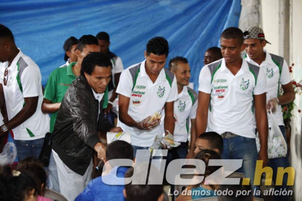 FOTOS: Jugadores del Platense regalan a niños mochilas con útiles escolares