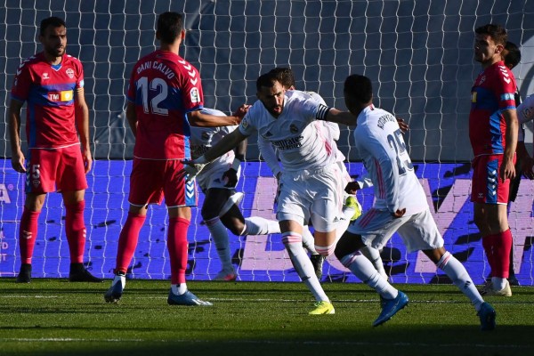 Benzema marcó doblete en el sufrido triunfo del Real Madrid contra Elche en la liga española