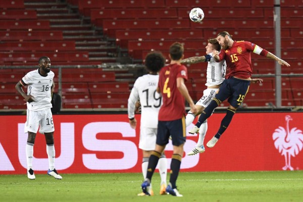 FOTOS: El 'caño' a Sergio Ramos, el enfado de Luis Enrique y los debutantes en el Alemania-España