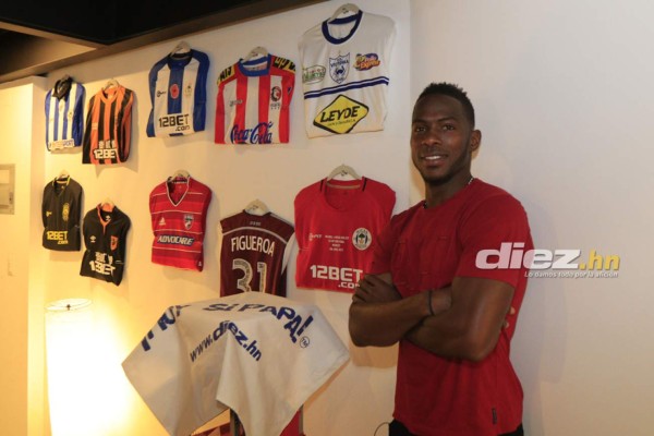 Desde John Terry a Gareth Bale: La lujosa colección de camisas de Maynor Figueroa