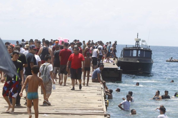 El ardiente verano 2017 en las playas de Honduras
