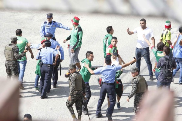 Chicas sexys, saltos y pedradas, así se vive el clásico sampedrano en Copa Presidente