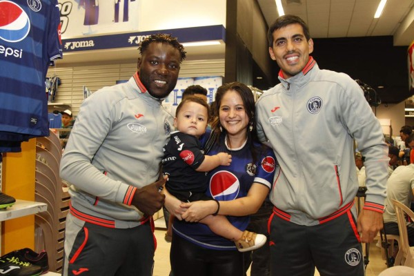 Aficionados abarrotaron llegada de Motagua a San Pedro Sula