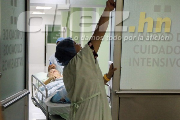 FOTOS: Así sacaron a Chelato Uclés de cuidados intensivos