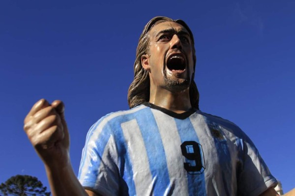 ¿Cuál se parece más? Las estatuas en honor a futbolistas históricos