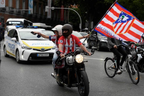 Desafian al Covid-19 y muere un hincha: Así fue el loco festejo tras consagración del Atlético en la liga española