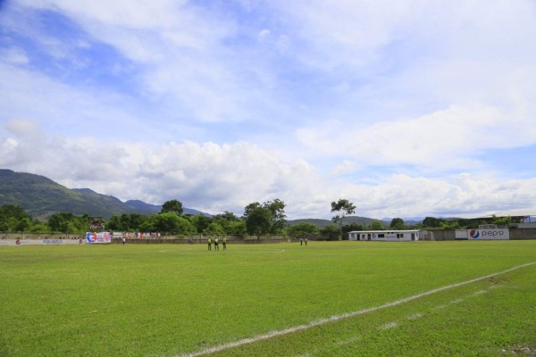 ¡Sirve de potrero! Así de descuidado luce uno de los estadios de Honduras