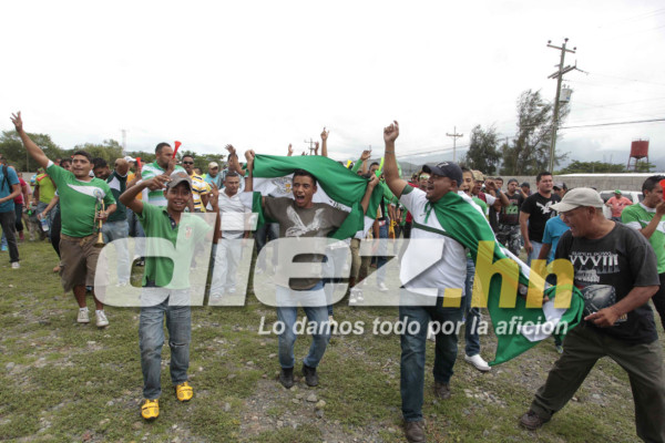 Aficionados del Parrillas One y Juticalpa ponen el ambiente en el estadio Carlos Miranda de Comayagua.