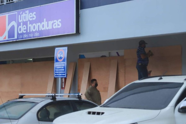 ¡Blindados! Negocios en Honduras se preparan y protegen ante una posible ola de saqueos tras las elecciones&nbsp;&nbsp;