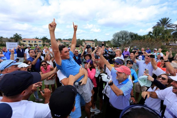 Golfista gana un millón de dólares al hacer un hoyo en uno
