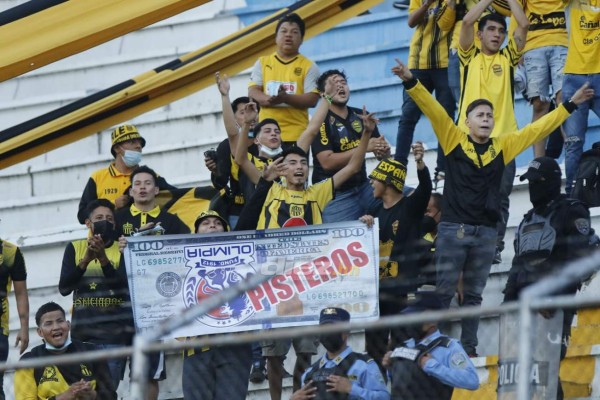 El hostil recibimiento de afición del Real España a futbolistas del Olimpia con pancartas de dólares