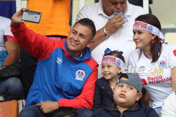 Lo que no se vio por TV: Un representante y varias visitas especiales en el Olimpia-Marathón