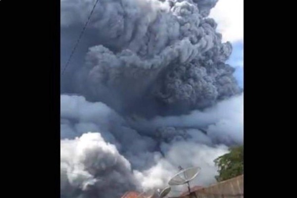 ¡Imágenes impactantes! Fuerte erupción en el volcán indonesio Sinabung deja campos y calles llenas de cenizas