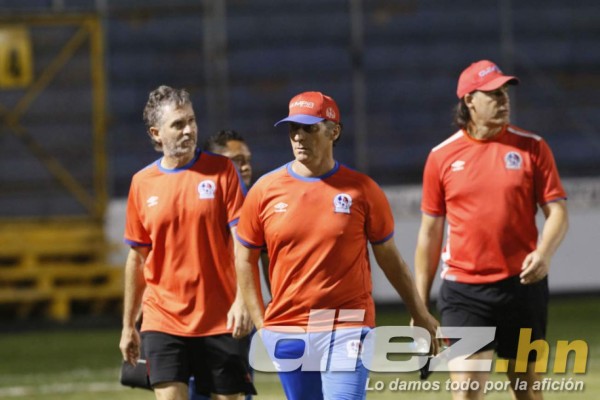 Fotos: Los seis jugadores del Olimpia que entrenaron antes del partido y la dedicatoria de Eddie