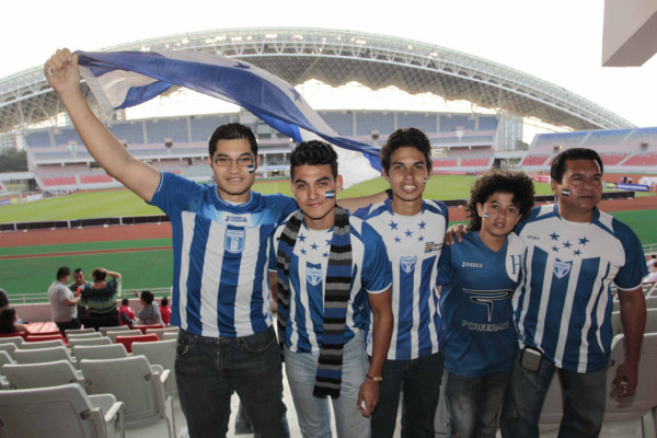 El apoyo de la afición Hondureña ante los Panameños.