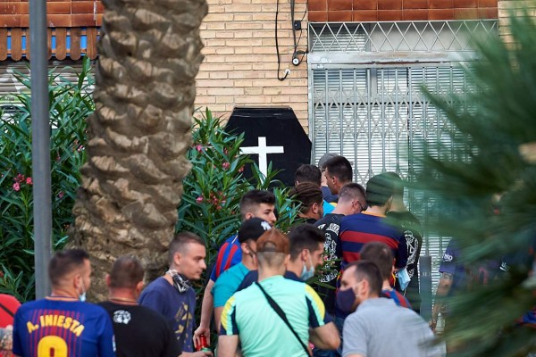 Fotos: Festejo del Barcelona por el descenso del Espanyol, la 'bici' de Piqué y el gesto de Messi