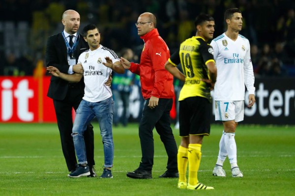 NO VISTE EN TV: La sorpresa de espontáneo a Cristiano y jugador del Dortmund que lo abrazó&nbsp;&nbsp;