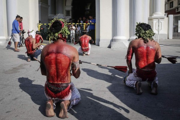 Sangriento Jueves Santo con rituales para pedir perdón por sus pecados