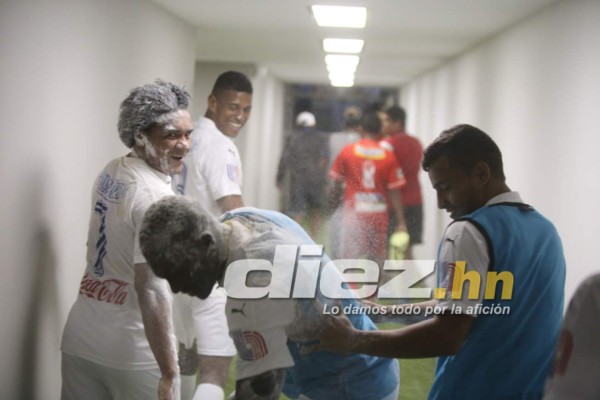 ¡Qué bromita! Jugadores del Olimpia bañan de huevo y harina a Estupiñán&nbsp;&nbsp;