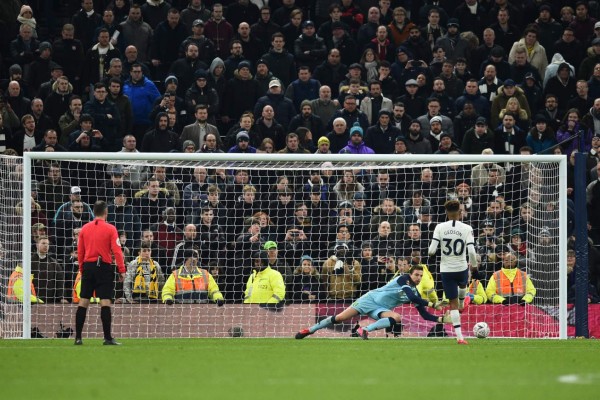 Escándalo: Eric Dier, jugador del Tottenham, sube a la grada y se va a los golpes con un hincha