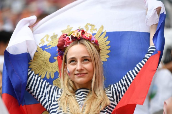 España y Rusia llevan muchas lindas chicas al juego de octavos del Mundial