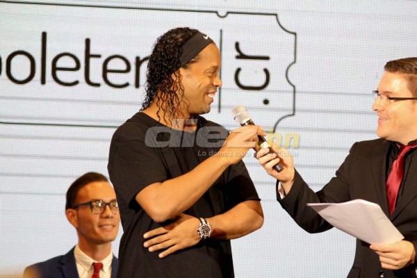 ¡De Lujo! Los ticos tuvieron un recibimiento espectacular para Ronaldinho