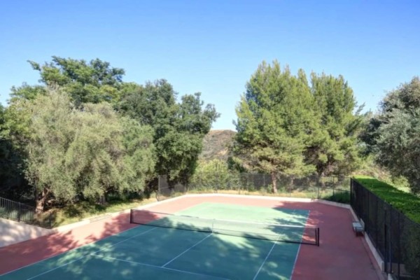 Aquí puede preparar sus próximas películas: La tremenda mansión que compró Dwayne 'The Rock' Johnson