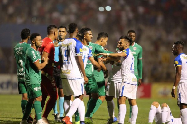 No viste en TV: Bronca, expulsiones y bengalas en el Olimpia-Marathón