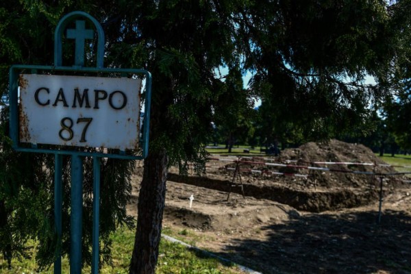 Así es el Campo 87: El cementerio donde entierran a las víctimas del coronavirus que nadie reclama