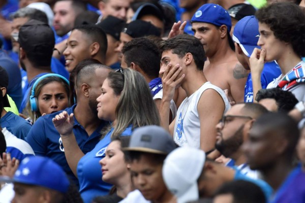 ¡Caos en Brasil! Desciende el Cruzeiro y el estadio se convierte en zona de guerra